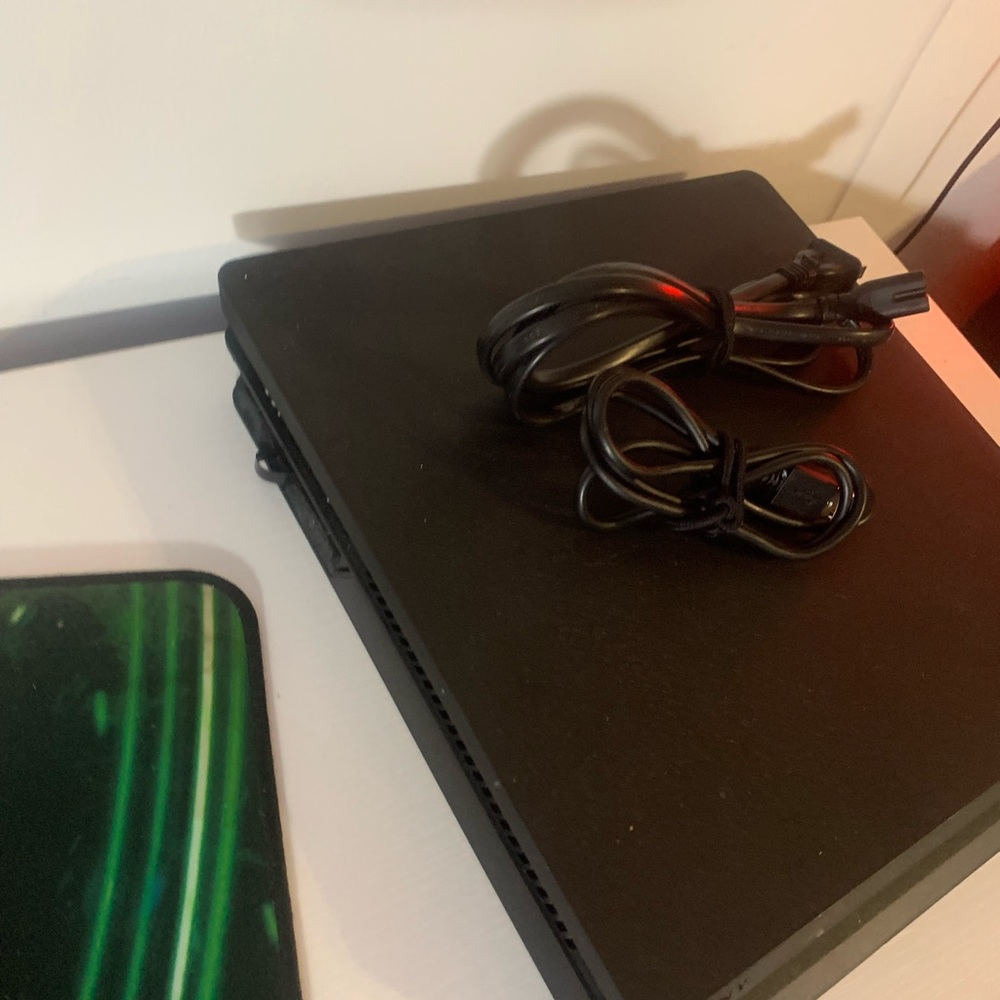 PS4 slim comes with headphones and controllers